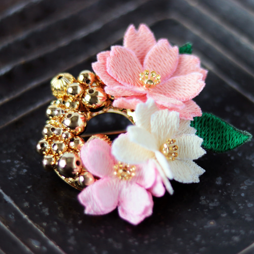 【値下げ】  花型ブローチ ピンク 43mm 美品 立体刺繍の桜と煌めきブローチ ブローチ 春桜-Haruka- 通販 18965593