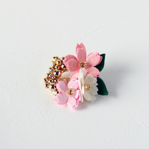 立体刺繍の桜と煌めきブローチ ブローチ 春桜-Haruka- 通販 18965593