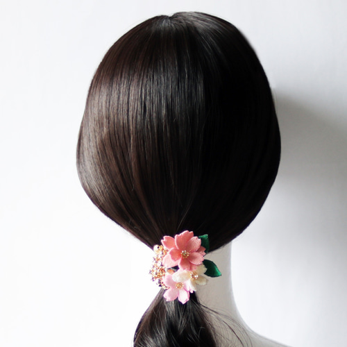 立体刺繍の桜と煌めきブローチ ブローチ 春桜-Haruka- 通販