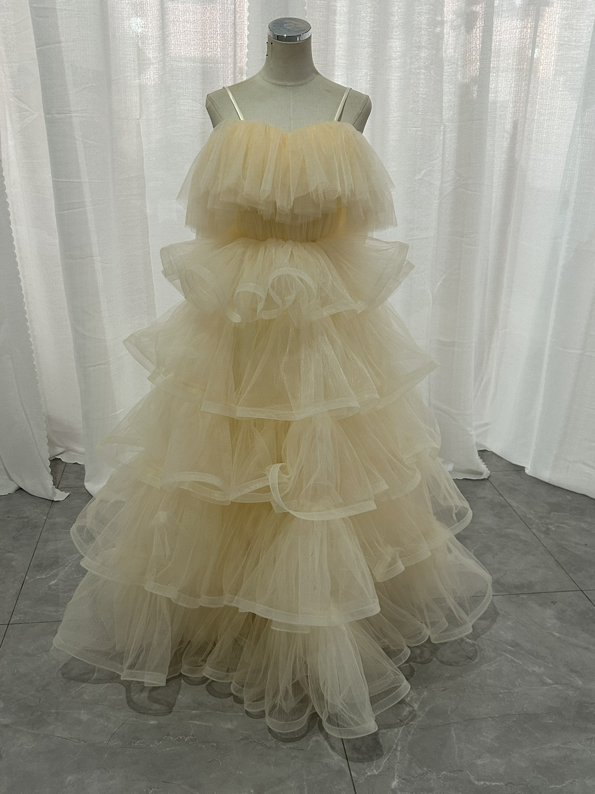 パーティードレス シャンパン色 ラッフルフリル キャミソール ロング 編み上げ 2次会/合コン