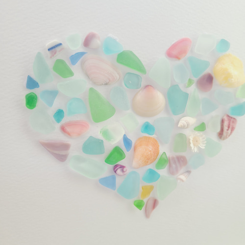 シーグラスなハート〉貝殻・シーグラスアート 壁掛・立てかけ両用