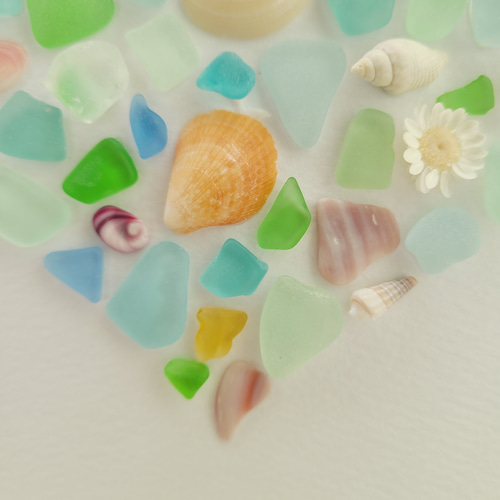 シーグラスなハート〉貝殻・シーグラスアート 壁掛・立てかけ両用