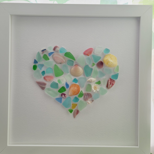 シーグラスなハート〉貝殻・シーグラスアート 壁掛・立てかけ両用