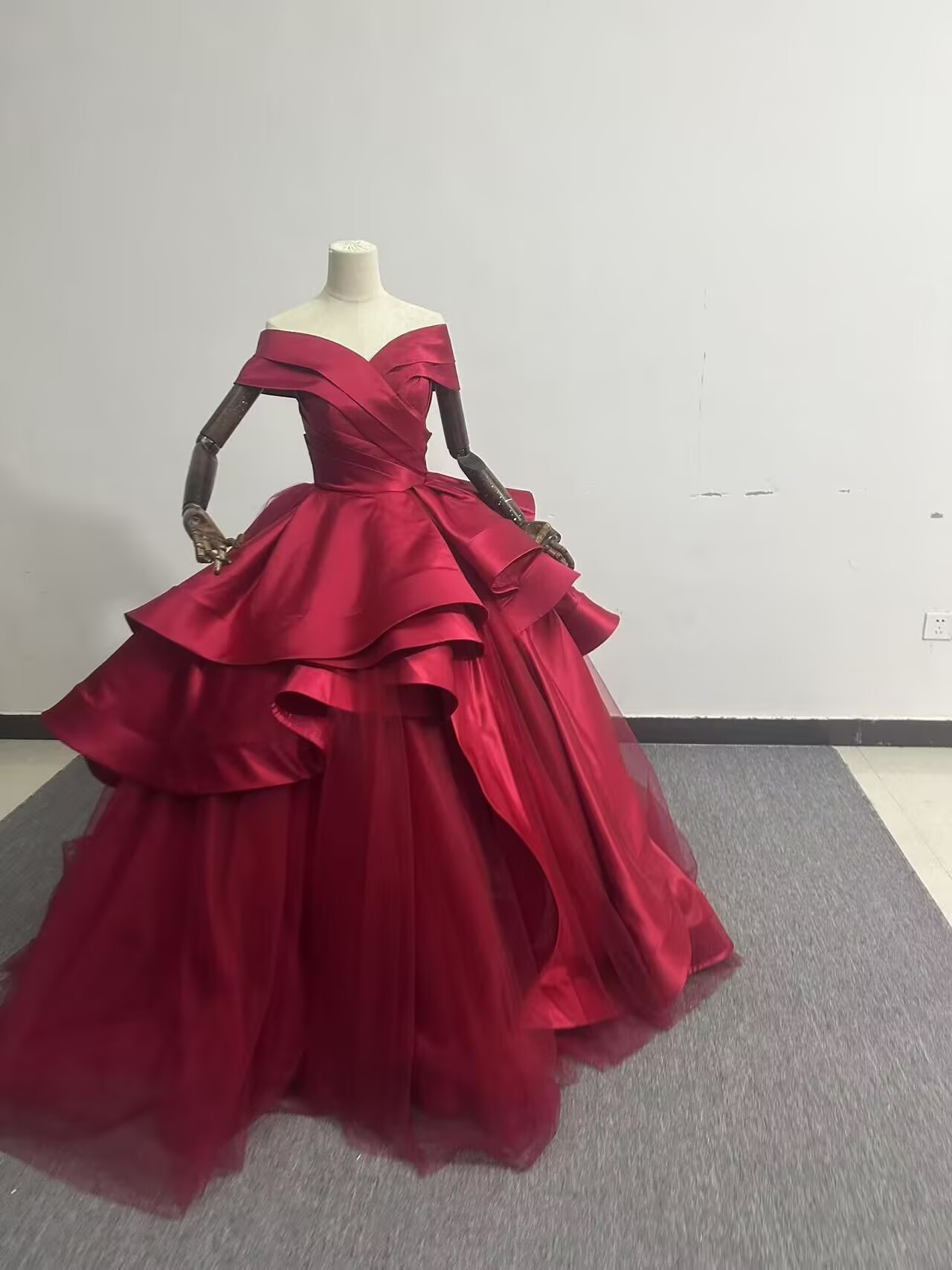 ワインレッド 取り外しオフショルダー カラードレス 柔らかく重ねたチュールスカート /前撮り/結婚式 36,387円