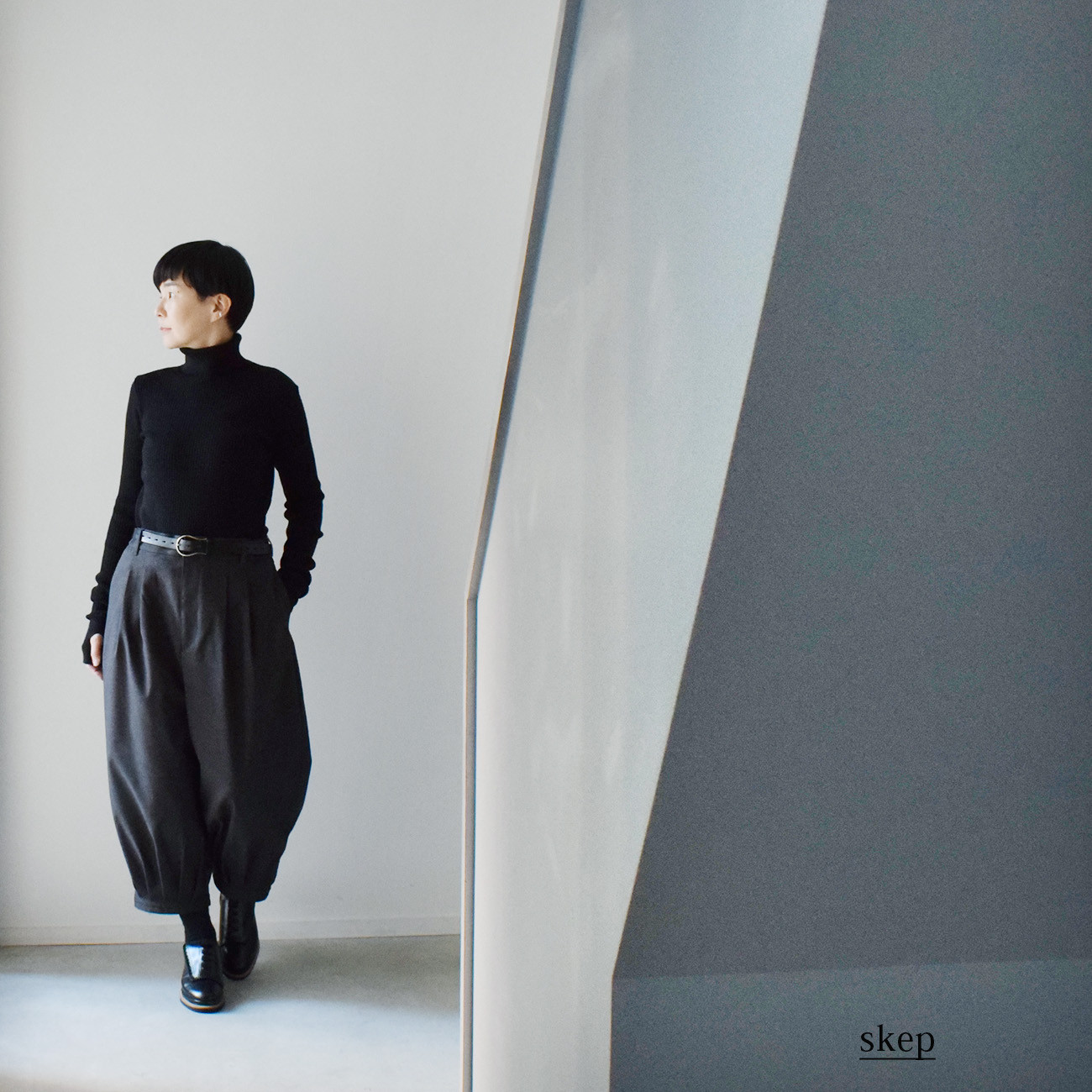 短め丈で裾ベルトのバルーンパンツ(起毛生地)：グレー［PT49SPGY］ 19,250円