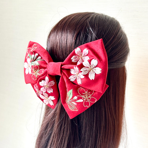 nelia wears ༶ 花柄刺繍ドレス×リボンヘアクリップ୨୧ REC1088 刺繍リボンのヘアクリップ レシピ (枚)「手芸材料の卸売り