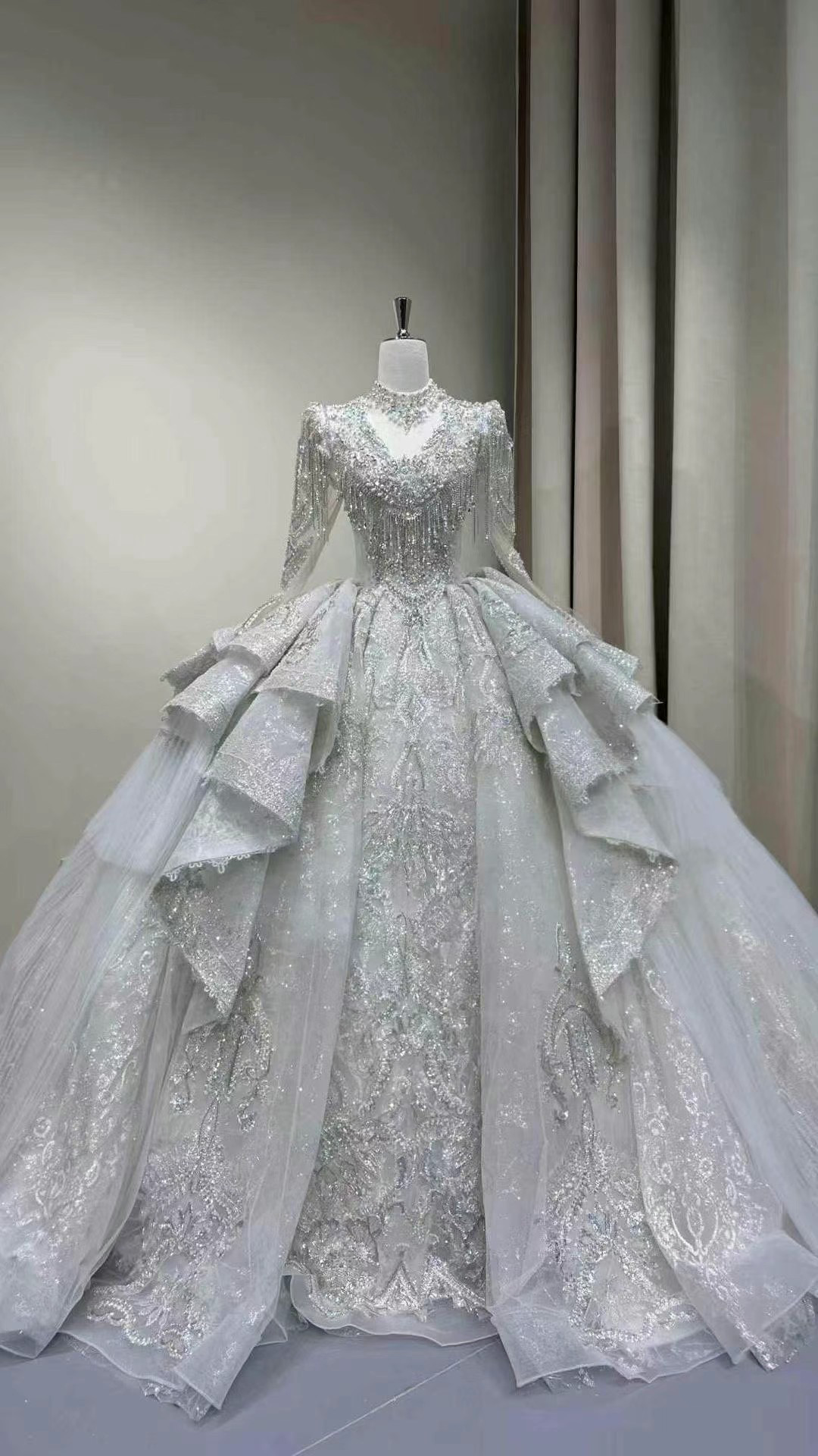 ベストセラー　フランスレース　クラシカルなウェディングドレス　vネック　美しいバック　背中空き　上品ボリュームブライダル