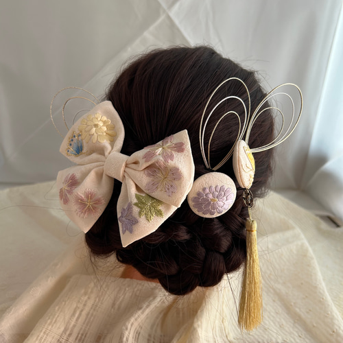 no.57 ハンドメイド　刺繍リボンとフリンジのアンティーク調ヘアアクセサリー アッシュベージュのフリンジリボンと刺繍リボンのポニーフック