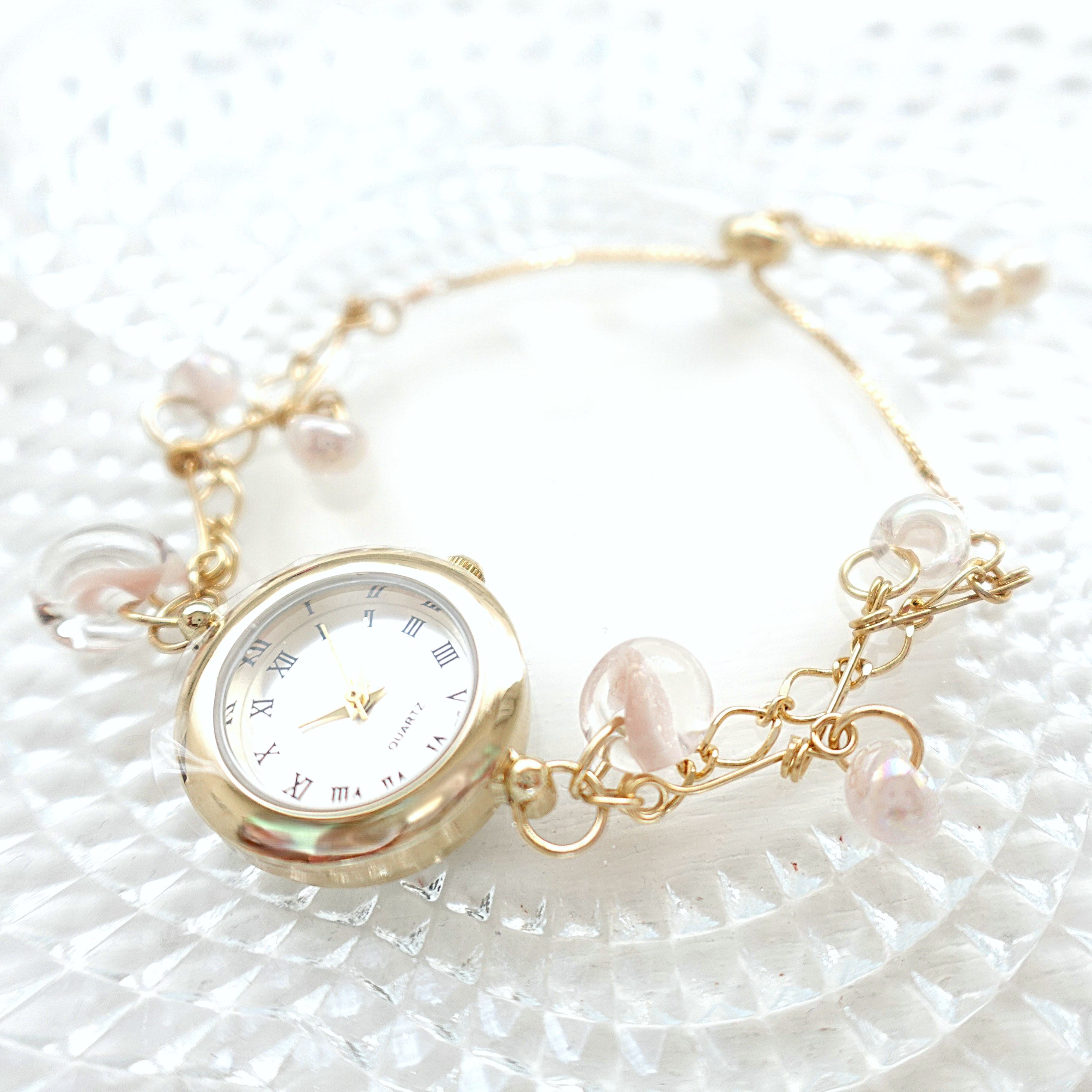 ティアドロップが揺れるピンクベージュのブレスレットウォッチ