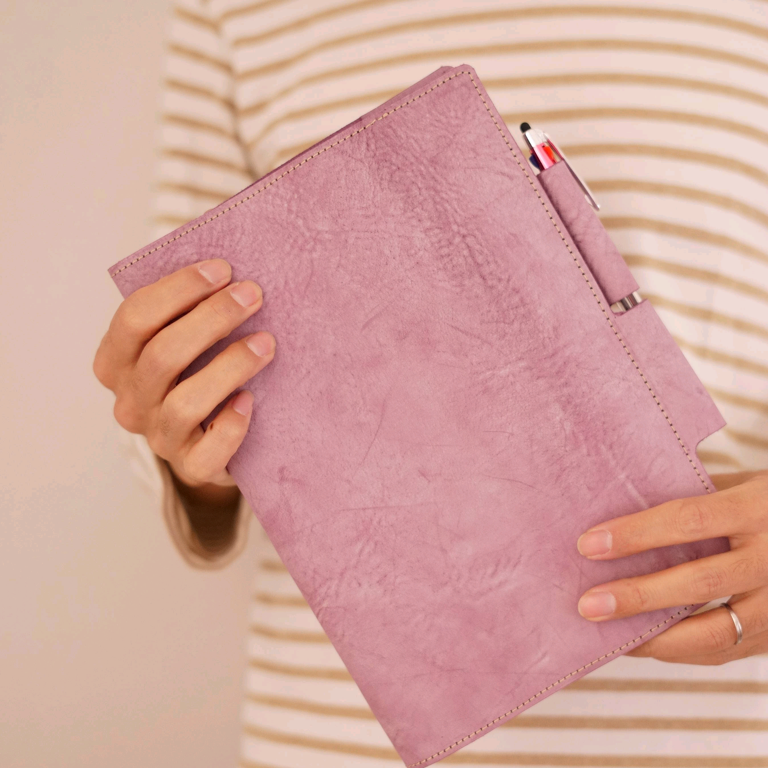 イタリアンレザー 手帳・ノートカバー – 洗練されたパステルカラー藤色の上質本革カバー