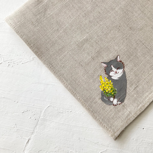 ミモザと猫』手描きコットンリネンハンカチベージュ小さめサイズ