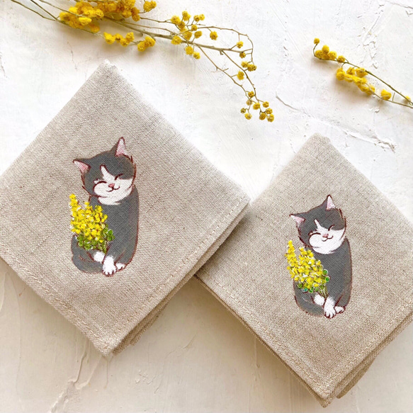 ミモザと猫』手描きコットンリネンハンカチベージュ小さめサイズ