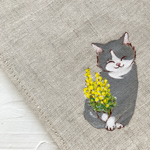 ミモザと猫』手描きコットンリネンハンカチベージュ小さめサイズ