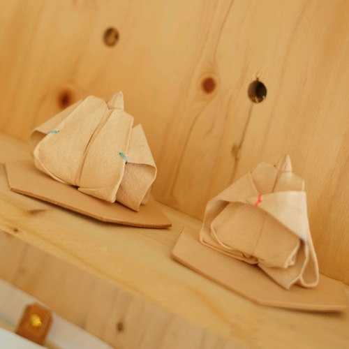 レザー雛人形セット – 六角形のベース付き、時を刻むひなまつり