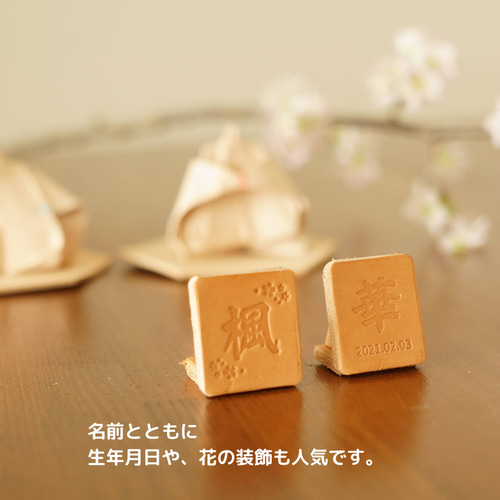 レザー雛人形セット – 六角形のベース付き、時を刻むひなまつり