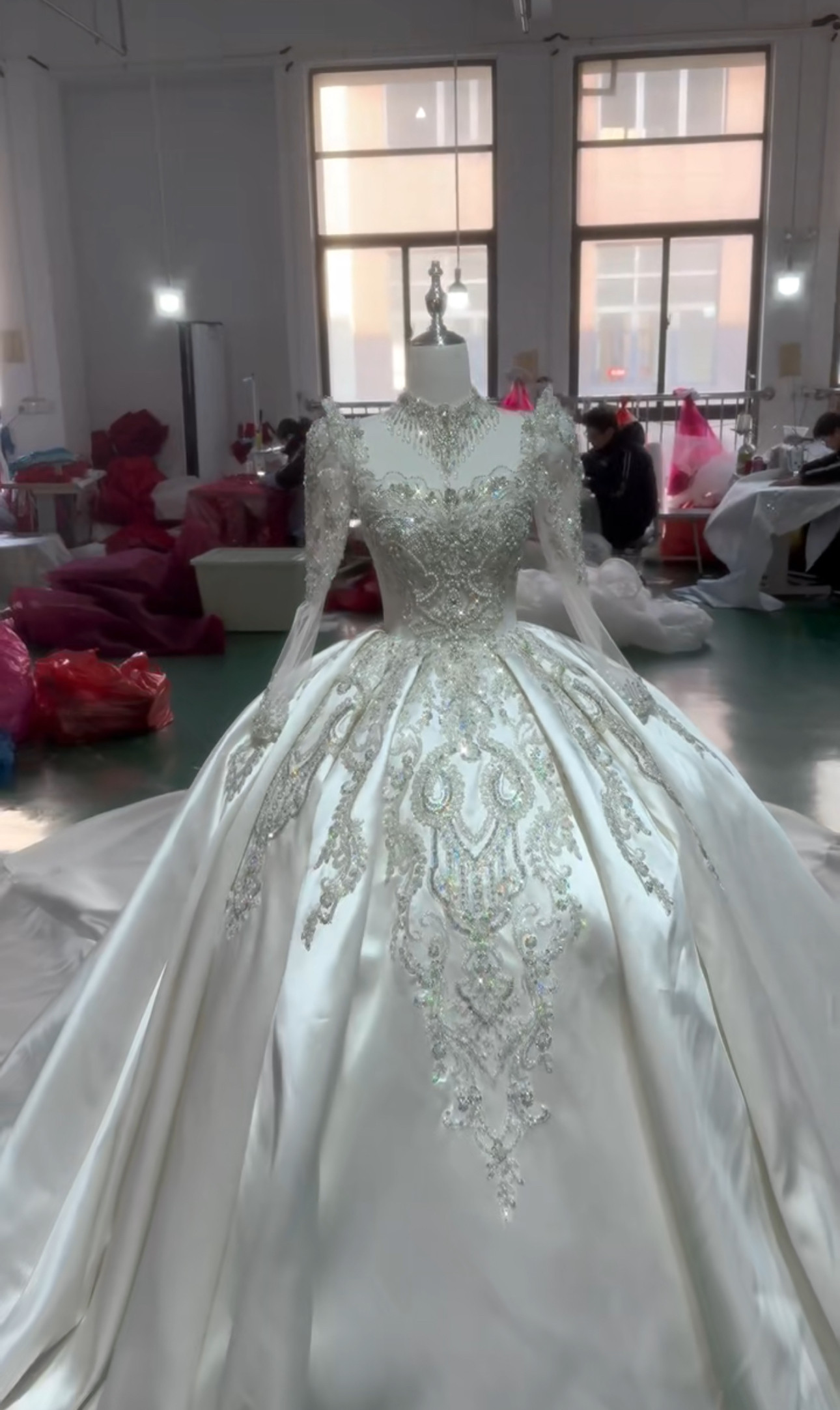 見逃さない　魅惑のレース　高級サテン　オフホワイト　スクエアネック　豪華なウェディングドレス　レース付き　グッリター挙式