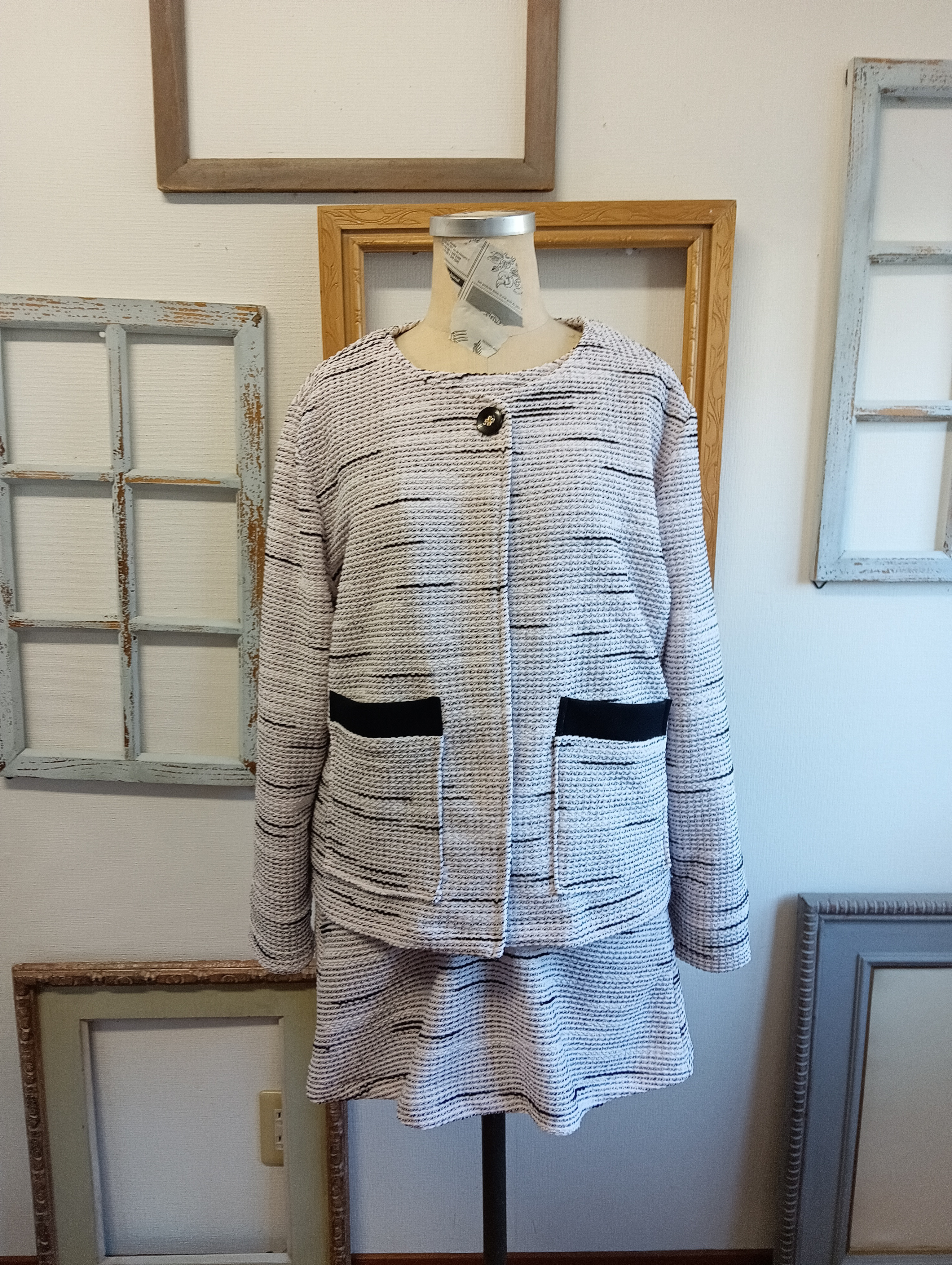 セール価格❤ニットストレッチ素材ノーカラーツイードジャケット&チュニックブラウス２点セット（サイズフリーL〜LL）