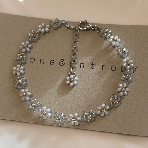 シルバーグレーのお花のビーズブレスレット | おとなのビーズ
