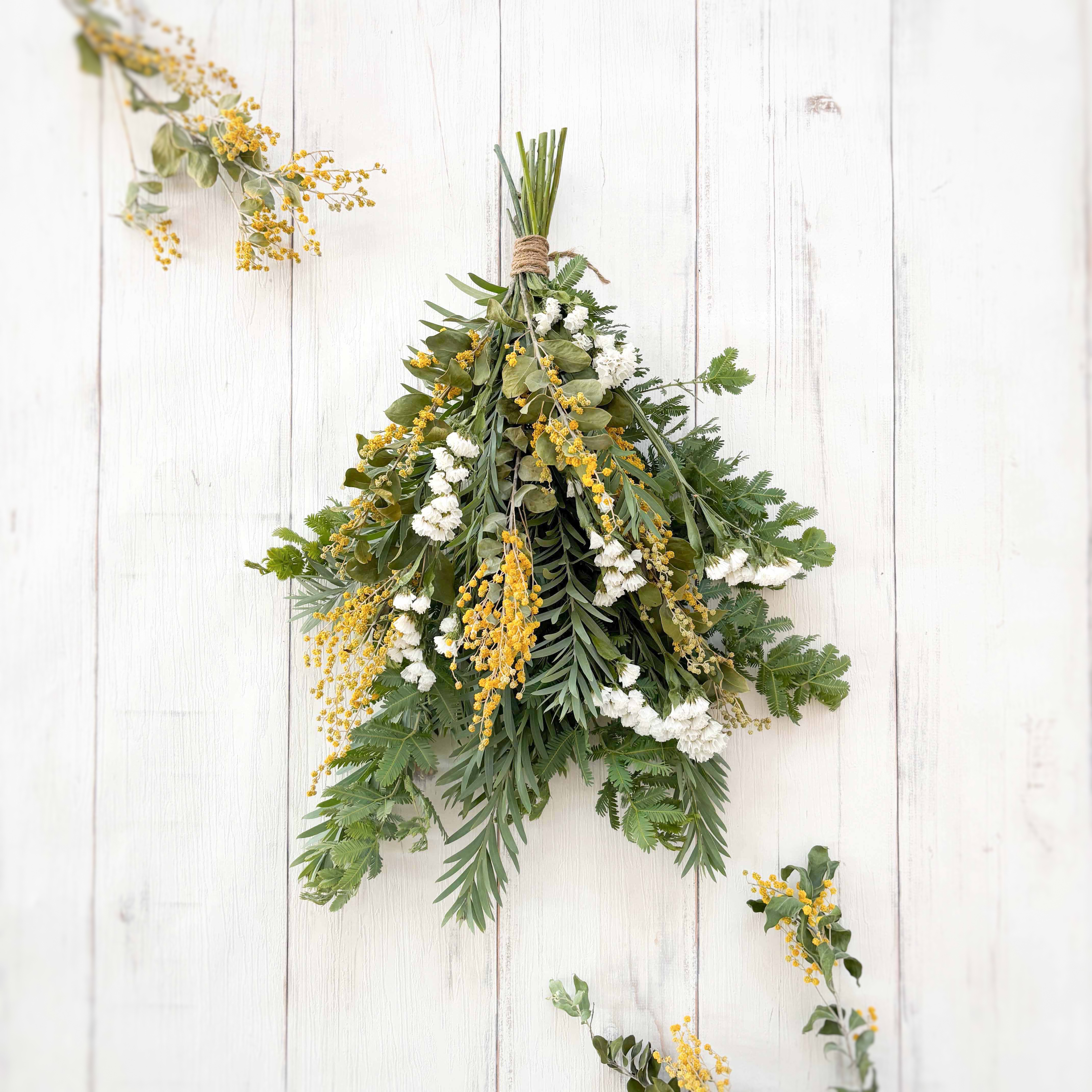 大きめミモザとスターチスのおしゃれなドライフラワースワッグ ｜春のギフトにも♪