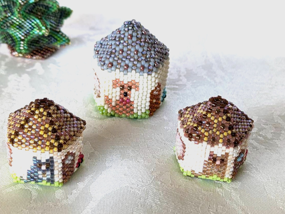 ビーズステッチの小さいお家(茶色猫ちゃん)