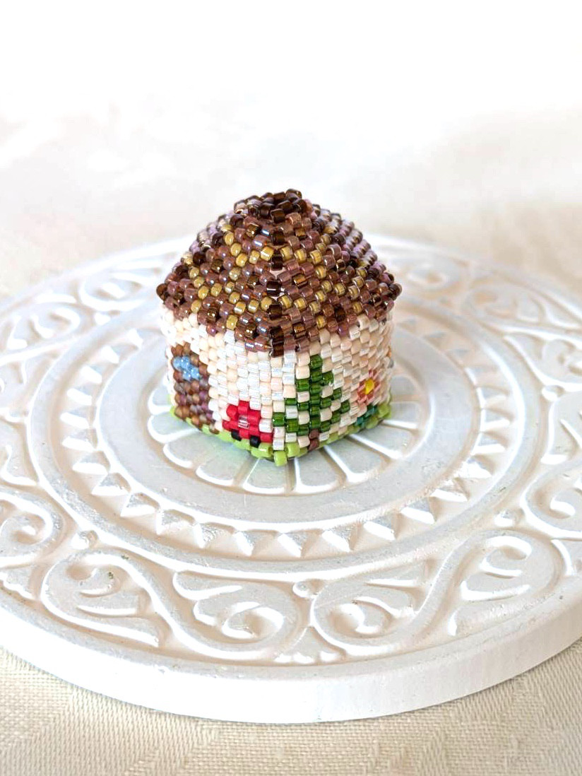 ビーズステッチの小さいお家(茶色猫ちゃん)