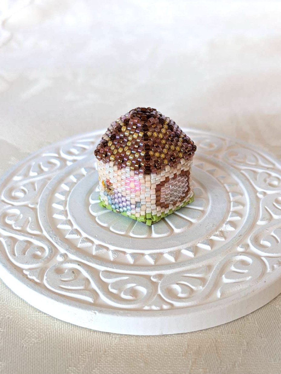 ビーズステッチの小さいお家(茶色猫ちゃん)