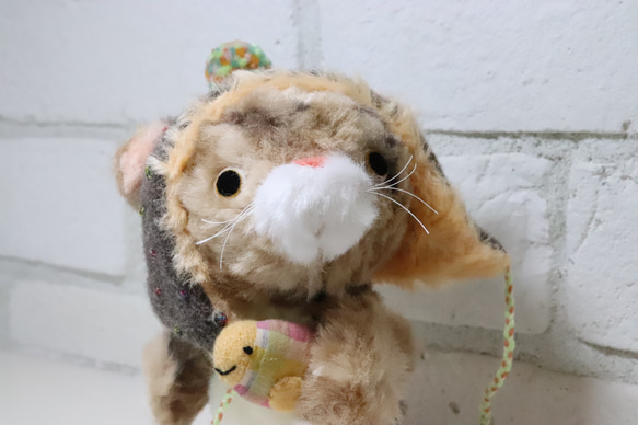 お魚抱えたにゃんこ 2枚目の画像