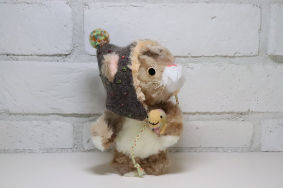 お魚抱えたにゃんこ 4枚目の画像