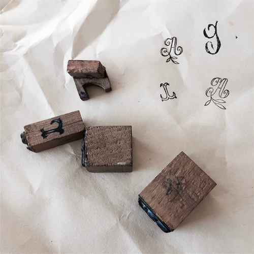 フランスアンティーク　ミラー付き紙のニードルケース　刺繍スタンプセット アンティーク紙 | 刺繍カード（ベルをくわえた青い鳥とすみれの