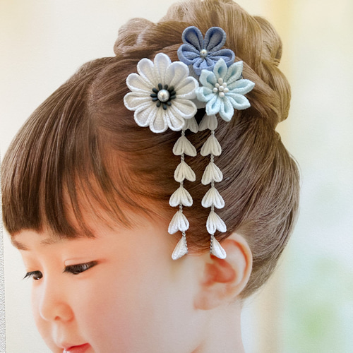 つまみ細工 花3輪藤下がりつき髪飾り 七五三 卒業式 白 かんざし