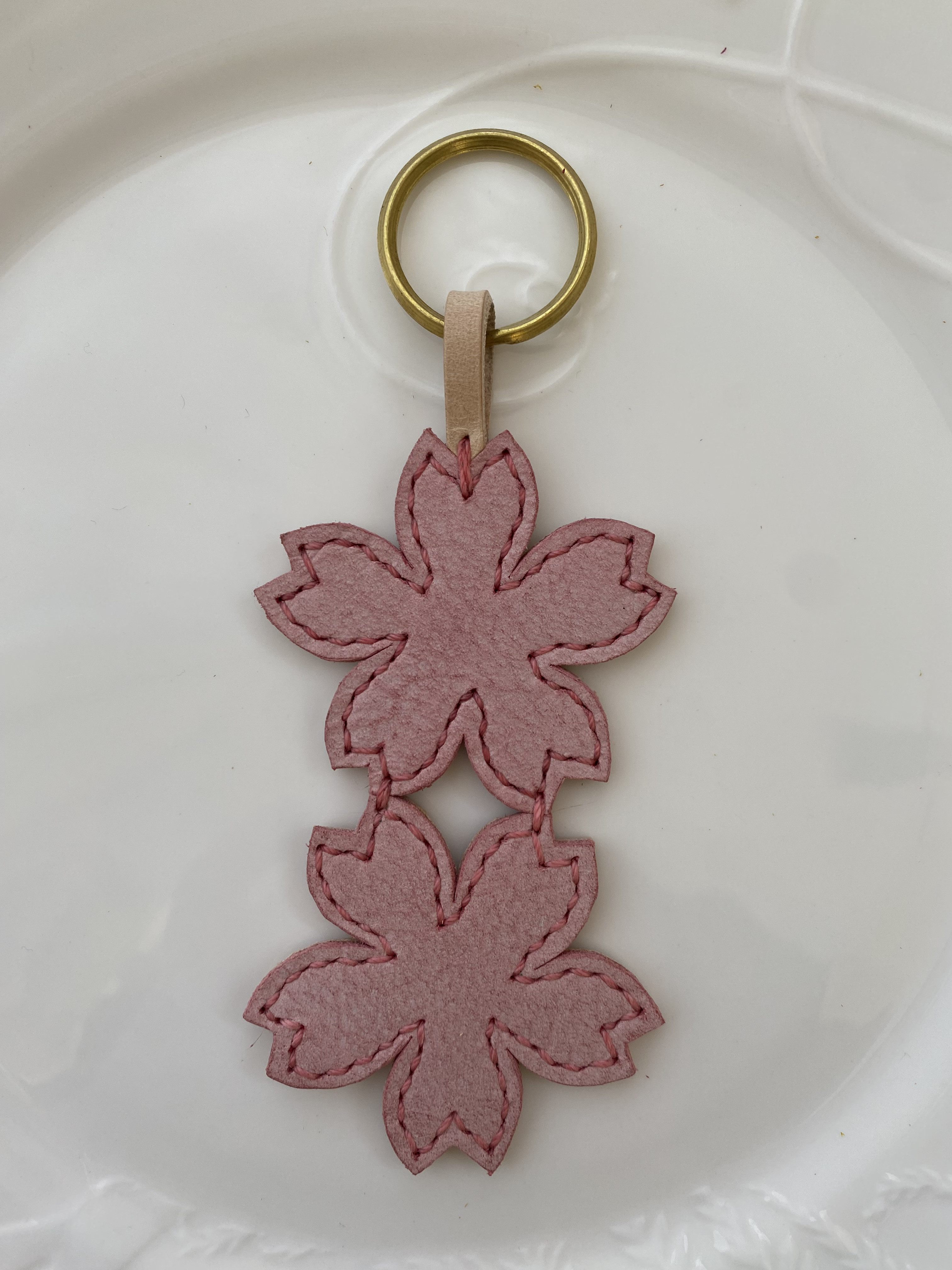 春の森に舞い降りたふたひらの桜のバッグチャーム