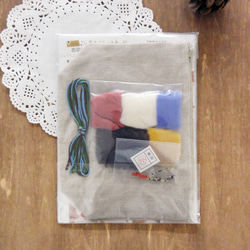 【再販】ちくちく羊毛刺しゅうキット（お花畑のうさぎポーチ） 2枚目の画像