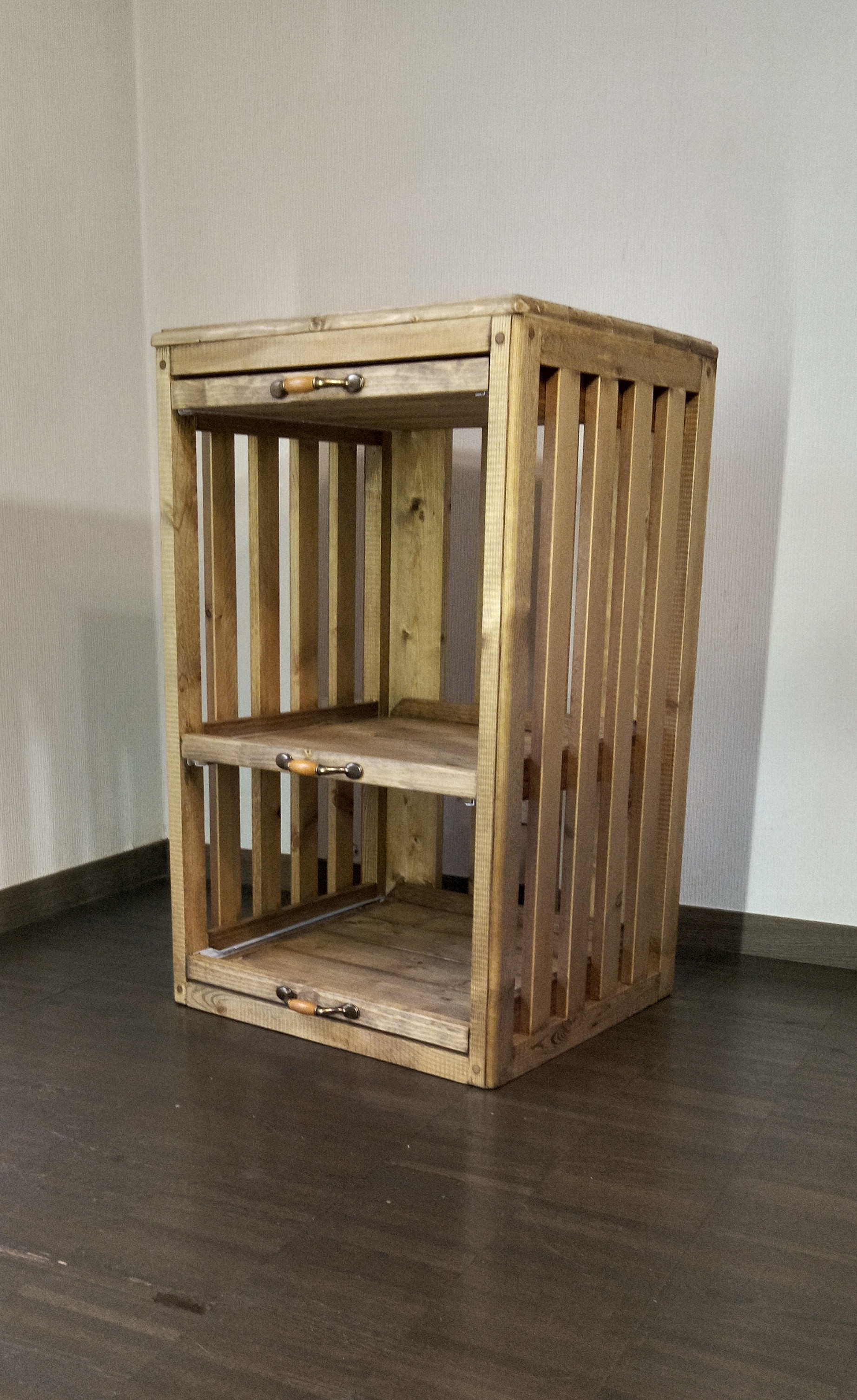 No109【既製品ではないであろう手作り感】スライド台3段キャビネット、天然無垢材、多用途、