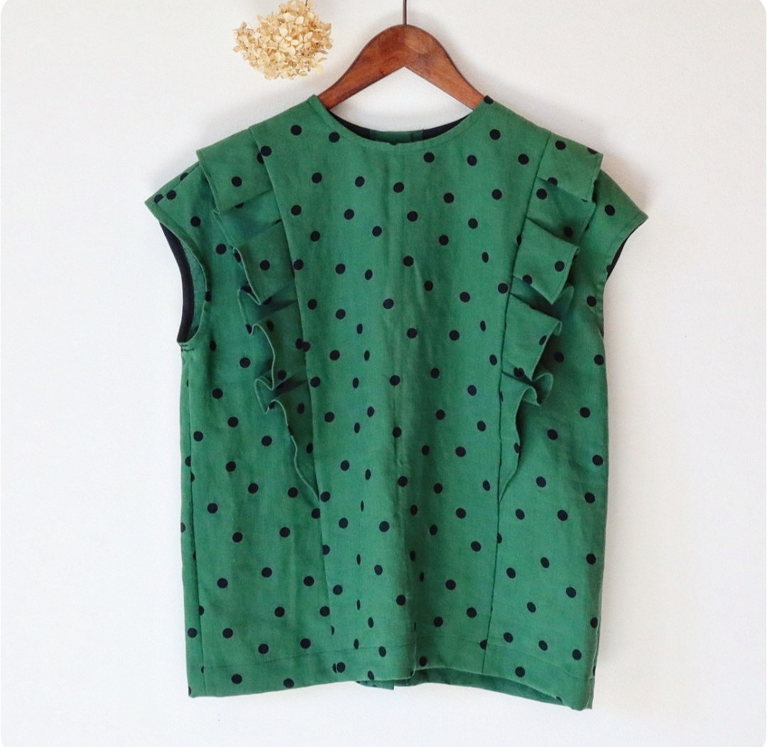 完成品ドットグリーンリネンフリルブラウス 後ろあき 貝ボタン ノースリーブ 10,950円
