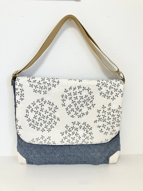 底角補強！北欧風花柄キルティングショルダーバック　通園　図書・絵本袋 1枚目の画像