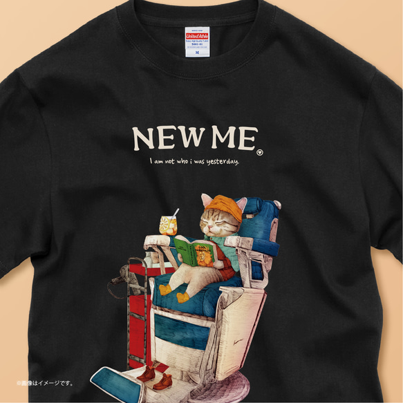 「NEW ME 散髪中のネコ」安心のクオリティ/定番コットンTシャツ/送料無料 1枚目の画像
