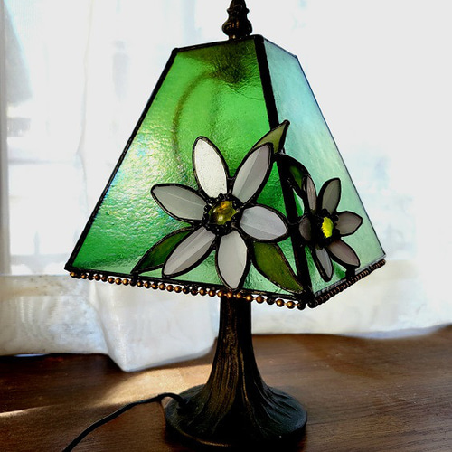 ステンドグラスランプ　卓上ランプ　花柄　照明器具 送料無料】お花が付いた四面ランプ☆ステンドグラス☆ スタンドライト