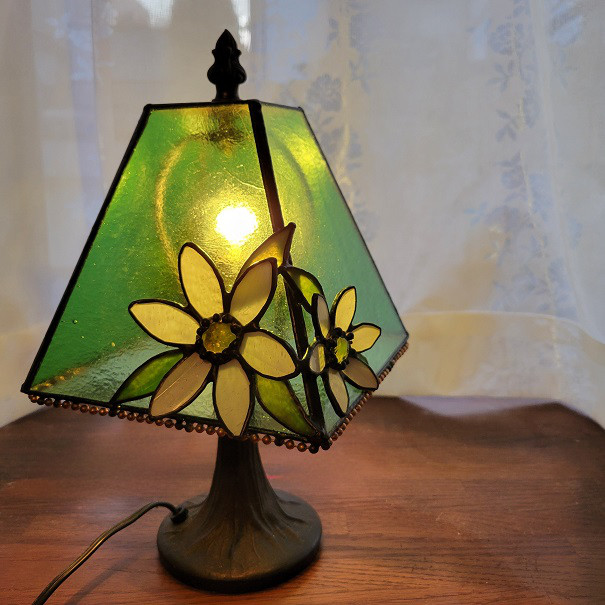 【送料無料】お花が付いた四面ランプ☆ステンドグラス☆