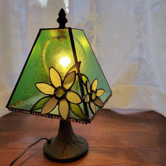 ステンドグラス　　四面　ランプ 送料無料】お花が付いた四面ランプ☆ステンドグラス☆ スタンドライト