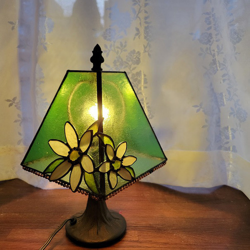 送料無料】お花が付いた四面ランプ☆ステンドグラス☆ スタンドライト