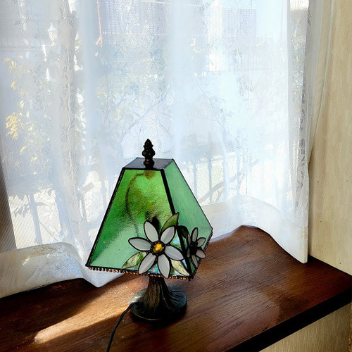 送料無料】お花が付いた四面ランプ☆ステンドグラス☆ スタンドライト