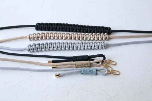 輕盈的花邊編織圓繩肩帶，四種顏色可選。長度可調，防掉落，附標籤。 第4張的照片