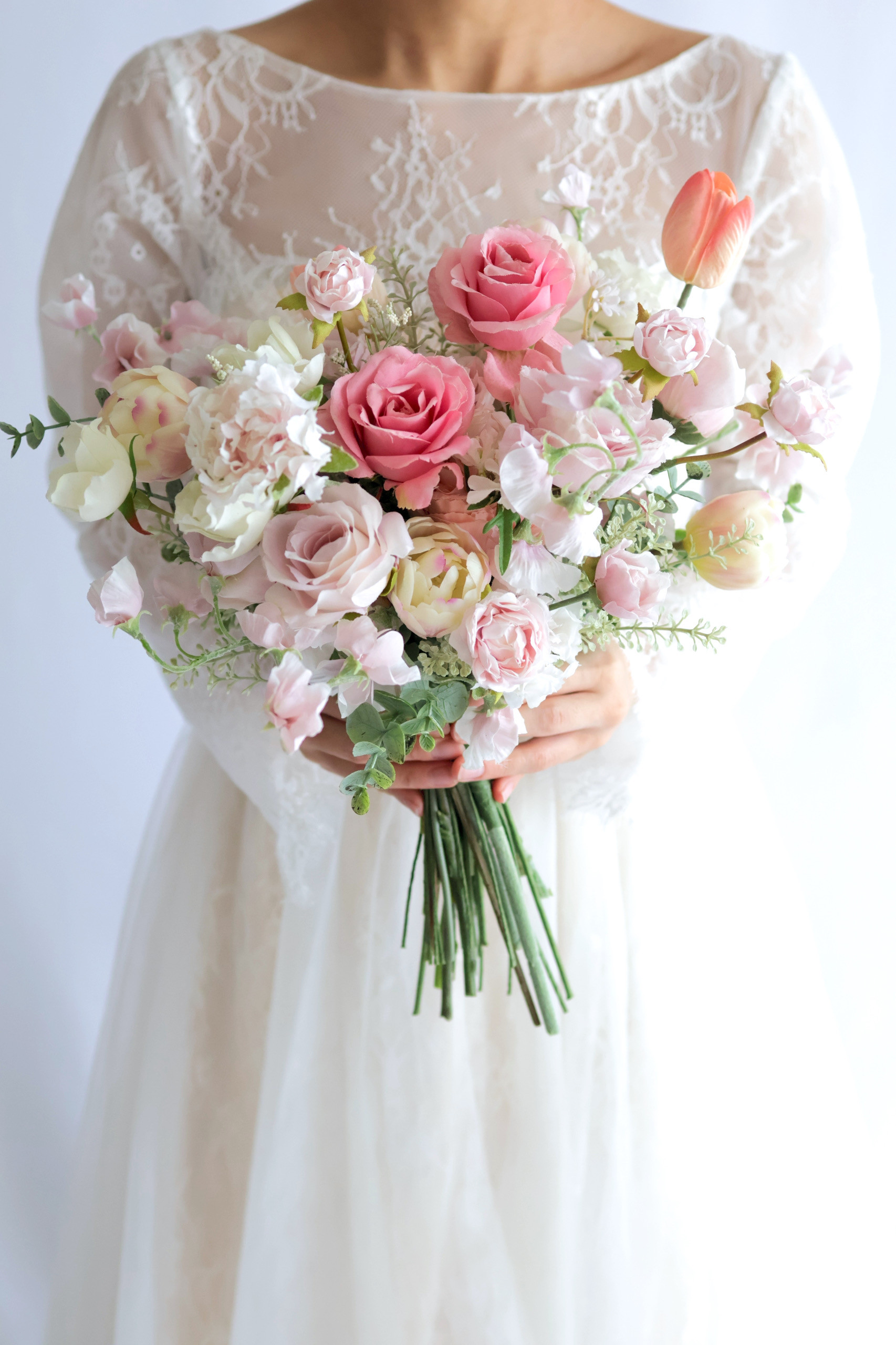 【再販/受注】コロンとしたローズ&チューリップ春にぴったり♪上品なオーバル型ウエディングブーケ