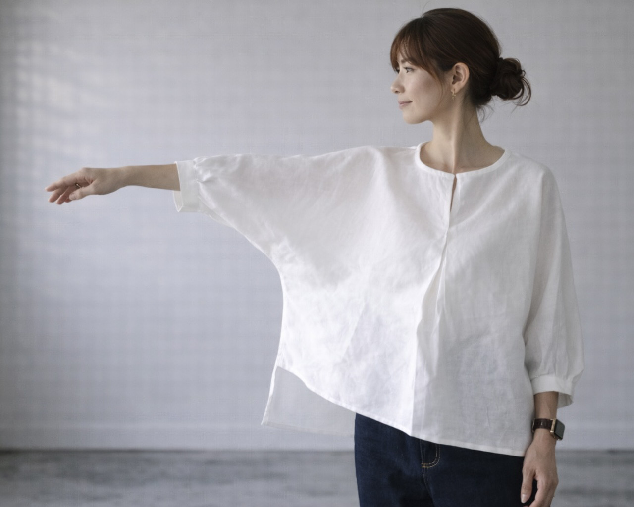 リネンブラウス／ヨーロッパリネンフロントタック後ろ着丈長めのデザインブラウス／リネンシャツ／ホワイト