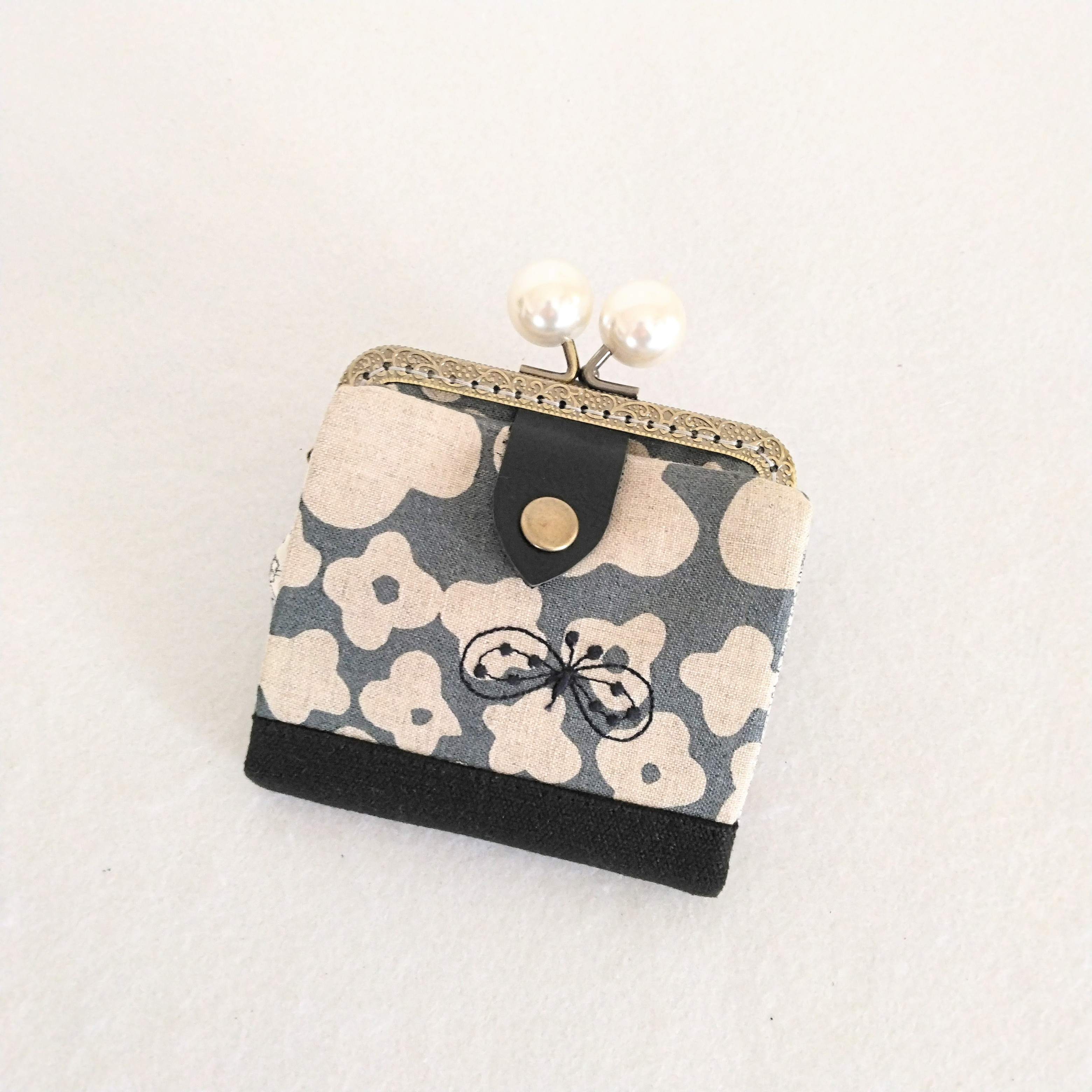 【再販】ミナペルホネン hanaco+choucho(グレー) がま口二つ折り財布