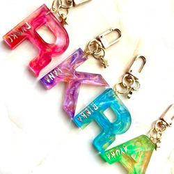 イニシャルキーホルダー カラフルフラワー キーホルダー おしげ♡ 通販