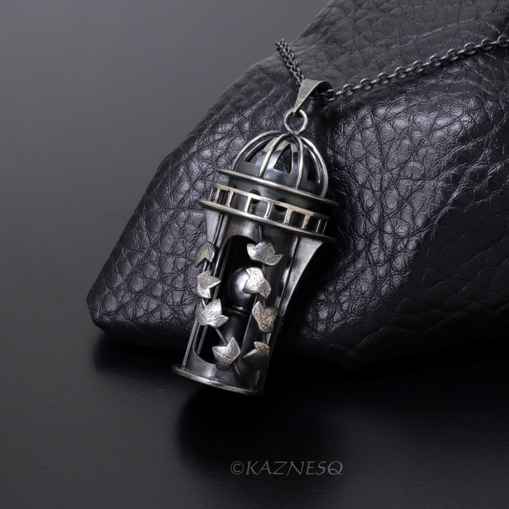 蔦に覆われたドームをモチーフにしたいぶしたシルバーのペンダント