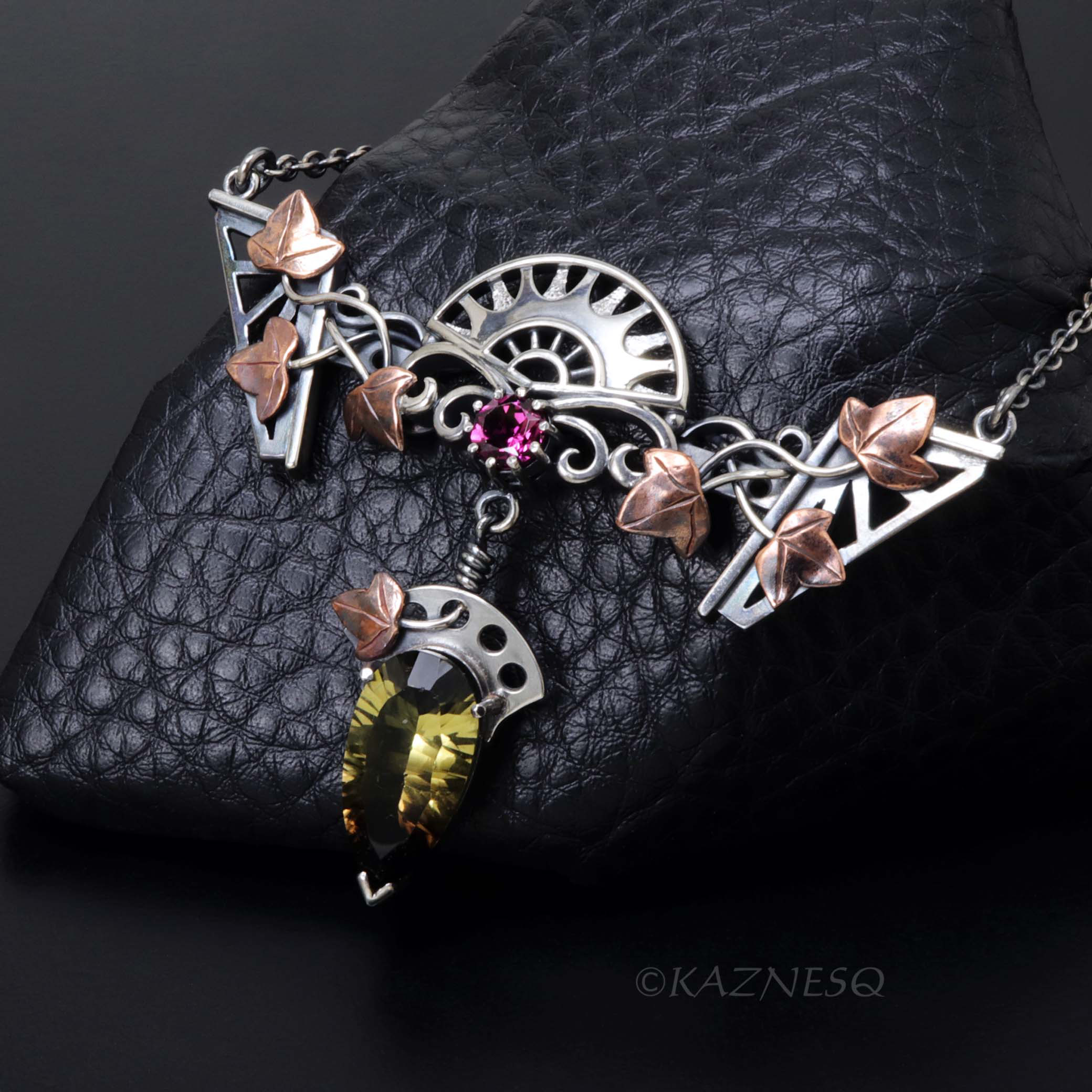 モチーフ？知らん！美しければいい！スモーキーシトリンとロードライトガーネット,シルバーと銅の蔦に覆われた何かのペンダント 44,200円