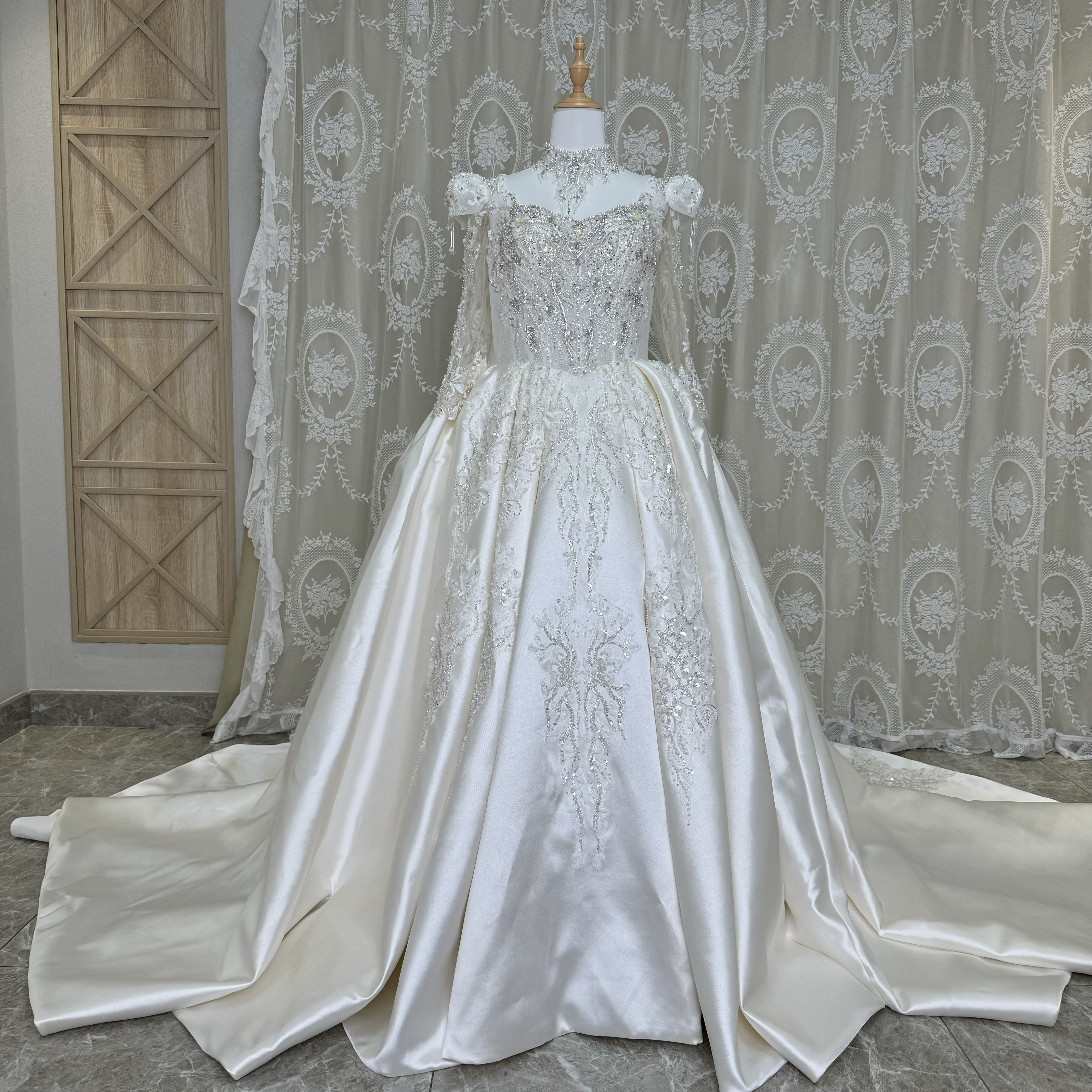 豪華なウェディングドレス！サイズオーダー可能　編み上げデザイン　長袖　シースルー袖　ビジュー　キラキラ　レース　トレーン