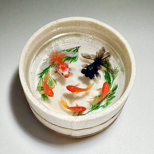 【専用ページ】木桶で泳ぐ金魚　大　（琉金紅白1匹、出目金 1匹、和金4匹）　置物 木桶で泳ぐ金魚 大 （琉金紅白1匹、出目金 1匹、和金4匹） 置物